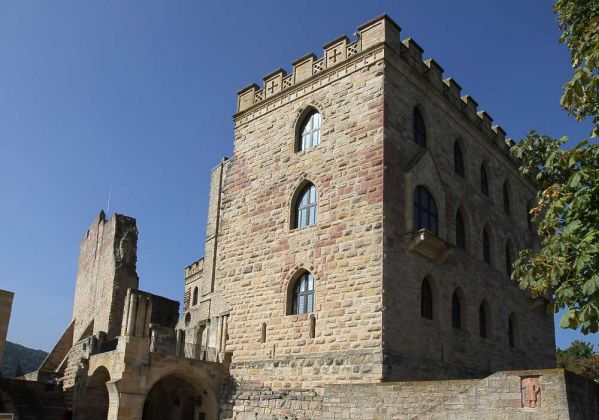 Das Hambacher Schloss in der Pfalz oberhalb von Hambach, einem Ortsteil von Neustadt an der Weinstrasse Das Hambacher Schloss in der Pfalz oberhalb von Hambach, einem Ortsteil von Neustadt an der Weinstrasse