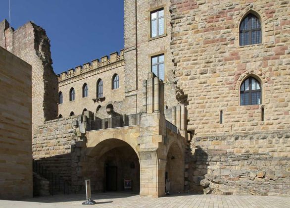 Das Hambacher Schloss in der Pfalz oberhalb von Hambach, einem Ortsteil von Neustadt an der Weinstrasse Das Hambacher Schloss in der Pfalz oberhalb von Hambach, einem Ortsteil von Neustadt an der Weinstrasse