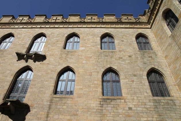 Das Hambacher Schloss in der Pfalz oberhalb von Hambach, einem Ortsteil von Neustadt an der Weinstrasse Das Hambacher Schloss in der Pfalz oberhalb von Hambach, einem Ortsteil von Neustadt an der Weinstrasse