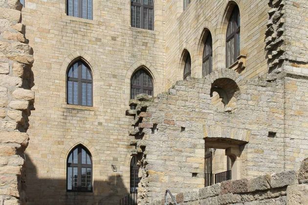 Das Hambacher Schloss in der Pfalz oberhalb von Hambach, einem Ortsteil von Neustadt an der Weinstrasse Das Hambacher Schloss in der Pfalz oberhalb von Hambach, einem Ortsteil von Neustadt an der Weinstrasse