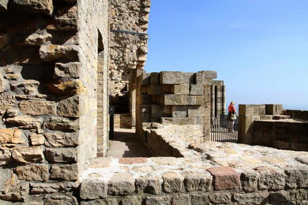 Das Hambacher Schloss in der Pfalz oberhalb von Hambach, einem Ortsteil von Neustadt an der Weinstrasse Das Hambacher Schloss in der Pfalz oberhalb von Hambach, einem Ortsteil von Neustadt an der Weinstrasse