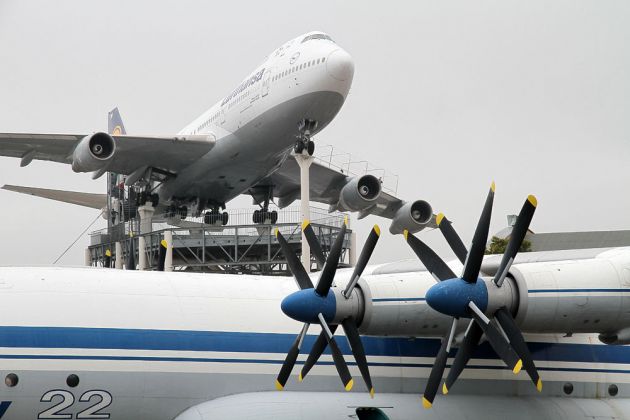 Technikmuseum Speyer - das Freigelände mit der Lufthansa Boeing 747 und der Antonov 22, dem greössten Propellerflugzeug der Welt Technikmuseum Speyer - das Freigelände mit der Lufthansa Boeing 747 und der Antonov 22, dem greössten Propellerflugzeug der Welt