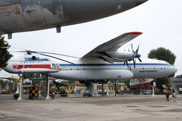 Technikmuseum Speyer, Freigelände - die Antonov 22, das grösste Propellerflugzeug der Wel Technikmuseum Speyer, Freigelände - die Antonov 22, das grösste Propellerflugzeug der Wel