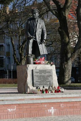 Kołobrzeg-Kolberg - Denkmal für den Kommandanten Stanisław Mieszkowski nahe des Leuchtturms