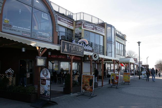 Kołobrzeg-Kolberg - Geschäfte und Lokale an der Promenade nahe des Leuchtturms Kołobrzeg-Kolberg - Geschäfte und Lokale an der Promenade nahe des Leuchtturms