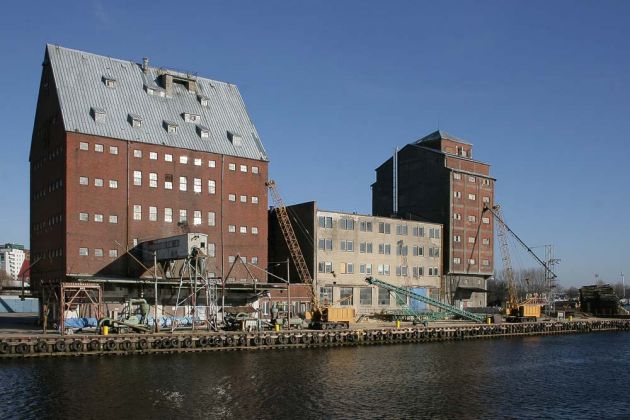 Kołobrzeg-Kolberg - Speicher im Hafen an der Persante Kołobrzeg-Kolberg - Speicher im Hafen an der Persante