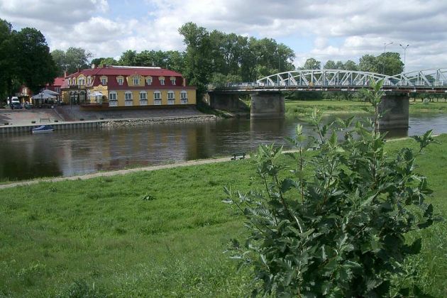 Des Hotel Dom nad rzeką und die Brücke über die Warta in Skwierzyna 