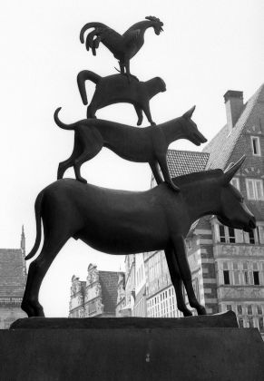 Bremen 1963 - die Bremer Stadtmusikanten auf dem Liebfrauenkirchhof Bremen 1963 - die Bremer Stadtmusikanten auf dem Liebfrauenkirchhof