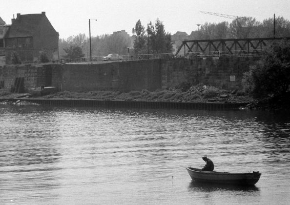Bremen 1963 - ein Angler auf der Weser vor dem Teerhof Bremen 1963 - ein Angler auf der Weser vor dem Teerhof