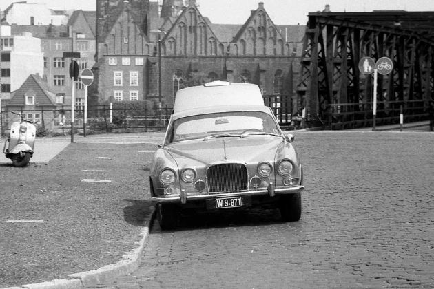 Bremen 1963 - der Teerhof auf einer Weserinsel, eine Jaguar-Limousine vor der St. Matrini-Kirche