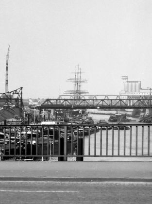 Freie Hansestadt Bremen 1963 - Eisenbahnbrücke und Schulschiff Deutschland von der Stephani-Brücke aufgenommen Freie Hansestadt Bremen 1963 - Eisenbahnbrücke und Schulschiff Deutschland von der Stephani-Brücke aufgenommen
