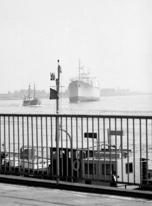 Bremen Vegesack 1963 - der Blick von der Vegesacker Weserpromenade nahe des Fähranlegers auf die Weser Bremen Vegesack 1963 - der Blick von der Vegesacker Weserpromenade nahe des Fähranlegers auf die Weser
