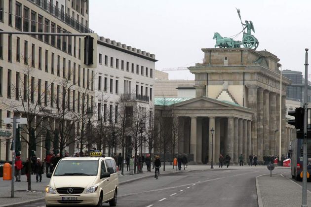 Bundeshauptstadt Berlin - das Brandenburger Tor, seitlich vom Reichstagsgebäude aus gesehen