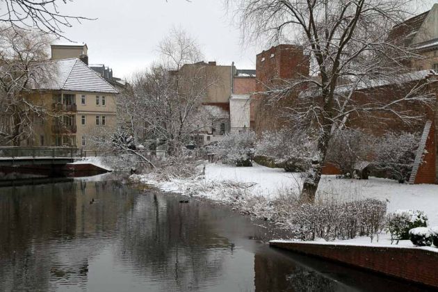 Stadtrundfahrt Berlin - Spandau-Altstadt, der Kolk mit Resten der alten Stadtmauer Stadtrundfahrt Berlin - Spandau-Altstadt, der Kolk mit Resten der alten Stadtmauer