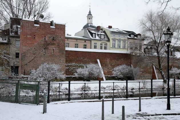 Stadtrundfahrt Berlin - Spandau-Altstadt, der Kolk mit Resten der alten Stadtmauer Stadtrundfahrt Berlin - Spandau-Altstadt, der Kolk mit Resten der alten Stadtmauer