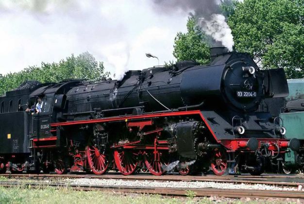 Die Schnellzuglok 03 2204 des Lausitzer Dampflok-Cubs während der Dampflok-Parade in Wolsztyn/Polen im Jahr 2000 Die Schnellzuglok 03 2204 des Lausitzer Dampflok-Cubs während der Dampflok-Parade in Wolsztyn/Polen im Jahr 2000
