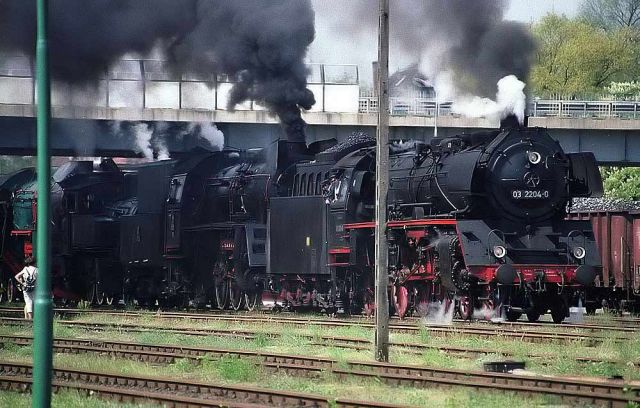 Die Schnellzuglok 03 2204 des Lausitzer Dampflok-Cubs während der Dampflok-Parade in Wolsztyn/Polen im Jahr 2000 Die Schnellzuglok 03 2204 des Lausitzer Dampflok-Cubs während der Dampflok-Parade in Wolsztyn/Polen im Jahr 2000