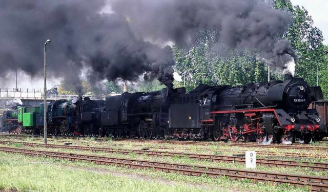 Die Schnellzuglok 03 2204 des Lausitzer Dampflok-Cubs während der Dampflok-Parade in Wolsztyn/Polen im Jahr 2000 Die Schnellzuglok 03 2204 des Lausitzer Dampflok-Cubs während der Dampflok-Parade in Wolsztyn/Polen im Jahr 2000
