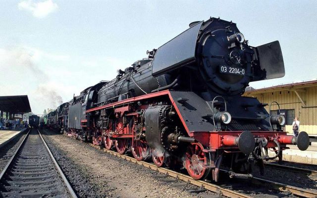 Die Schnellzuglok 03 2204 des Lausitzer Dampflok-Cubs im Bahnhof von Wolsztyn/Polen im Jahr 2000 Die Schnellzuglok 03 2204 des Lausitzer Dampflok-Cubs im Bahnhof von Wolsztyn/Polen im Jahr 2000