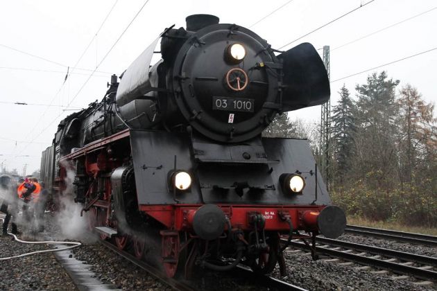 Die Schnellzuglokomotive 03 1010 beim Wassernehmen in Neustadt am Rübenberge bei Hannover