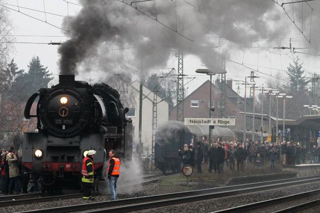 Die Schnellzuglokomotive 03 1010 beim Wassernehmen in Neustadt am Rübenberge bei Hannover Die Schnellzuglokomotive 03 1010 beim Wassernehmen in Neustadt am Rübenberge bei Hannover