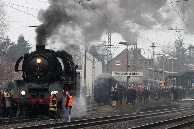 Die Schnellzuglokomotive 03 1010 beim Wassernehmen in Neustadt am Rübenberge bei Hannover