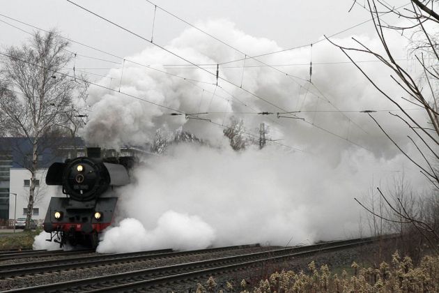 Die Schnellzuglokomotive 03 1010 verlässt Neustadt am Rübenberge mit ihrem Sonderzug in Richtung Goslar