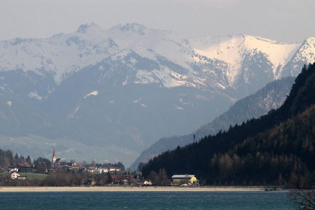 Der Achensee in Pertisau vor den schneebedeckten Zillertaler Alpen Der Achensee in Pertisau vor den schneebedeckten Zillertaler Alpen