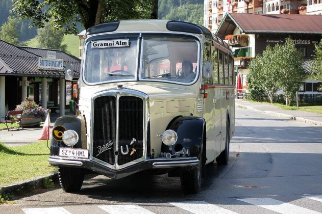 Nostalgie-Pendelverkehr in Pertisau am Achensee in Tirol zur Gramai Alm mit einem Berna-Oldtimer-Omnibus