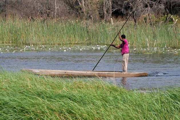 Ein einheimischer Fischer mit Mokoro Im Okawango Delta Ein einheimischer Fischer mit Mokoro Im Okawango Delta