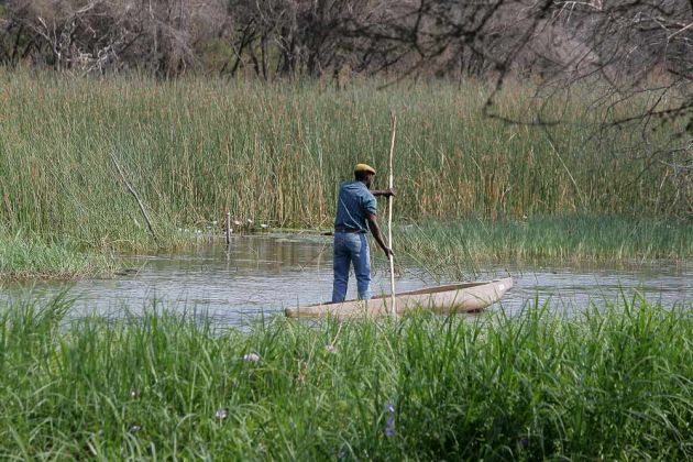 Ein einheimischer Fischer mit Mokoro Im Okawango Delta Ein einheimischer Fischer mit Mokoro Im Okawango Delta