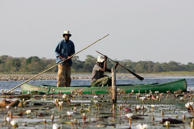 Begegnungen im Okawango-Delta - Fischer in ihrem Mokoro Begegnungen im Okawango-Delta - Fischer in ihrem Mokoro