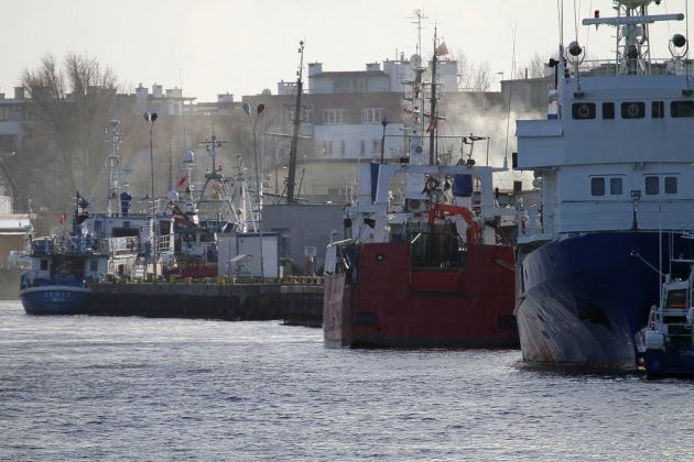 Kołobrzeg-Kolberg - Fischtrawler im Hafen an der Persante Kołobrzeg-Kolberg - Fischtrawler im Hafen an der Persante