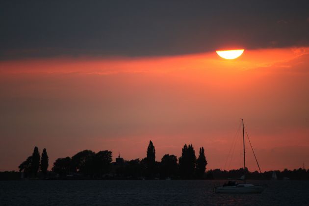 Sonnenuntergang über der Insel Wilhelmstein - das abendliche Farbenspiel am Steinhuder Meer Sonnenuntergang über der Insel Wilhelmstein - das abendliche Farbenspiel am Steinhuder Meer
