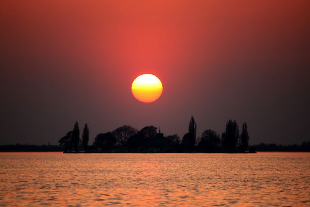 Sonnenuntergang über der Insel Wilhelmstein - das abendliche Farbenspiel am Steinhuder Meer Sonnenuntergang über der Insel Wilhelmstein - das abendliche Farbenspiel am Steinhuder Meer