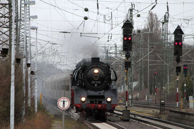 Die Schnellzuglok 03 1010 läuft in Wunstorf bei Hannover ein - eine Sonderfahrt nach Papenburg und Emden Die Schnellzuglok 03 1010 läuft in Wunstorf bei Hannover ein - eine Sonderfahrt nach Papenburg und Emden