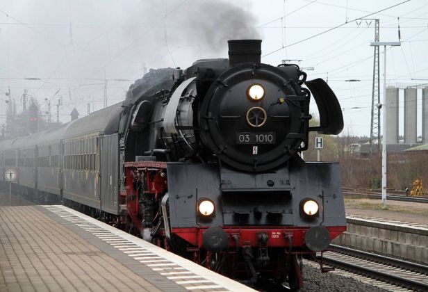 Die Schnellzuglok 03 1010 läuft in Wunstorf bei Hannover ein - eine Sonderfahrt nach Papenburg und Emden Die Schnellzuglok 03 1010 läuft in Wunstorf bei Hannover ein - eine Sonderfahrt nach Papenburg und Emden