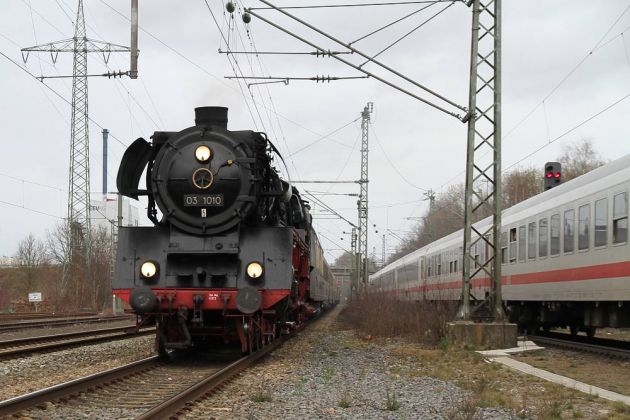 Die Schnellzuglok 03 1010 erreicht mit ihrem Dampfzug Papenburg an der Ems Die Schnellzuglok 03 1010 erreicht mit ihrem Dampfzug Papenburg an der Ems