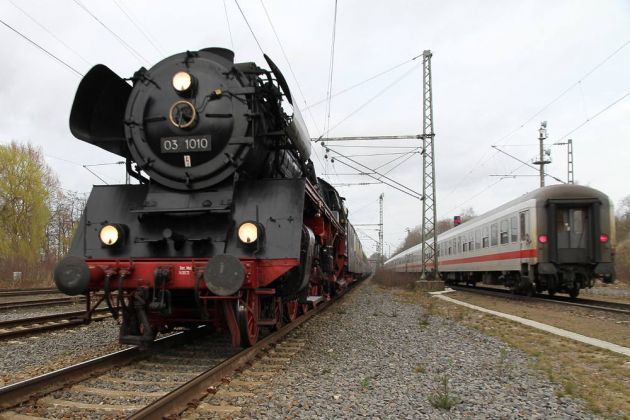 Die Schnellzuglok 03 1010 erreicht mit ihrem Dampfzug Papenburg an der Ems Die Schnellzuglok 03 1010 erreicht mit ihrem Dampfzug Papenburg an der Ems