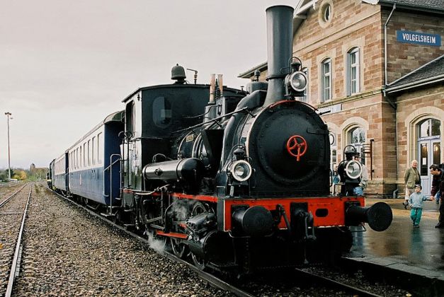 Die Elsässische T 3 Dampflok 6130 Berthold mit dem Museumszug vor dem Bahnhof Vogelsheim, Elsass