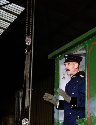 Ehrenamtlicher Helfer im Depot Sanssousi der Museums-Eisenbahn Rheinbahn CFTR 