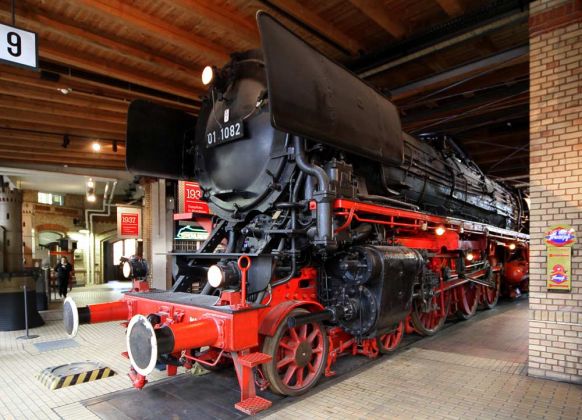 Deutsches Technikmuseum Berlin - die Schnellzuglok 01 1082 des Baujahres 1940 - Baureihe 01.10 Öl Deutsches Technikmuseum Berlin - die Schnellzuglok 01 1082 des Baujahres 1940 - Baureihe 01.10 Öl