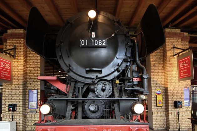 Deutsches Technikmuseum Berlin - die Schnellzuglok 01 1082 des Baujahres 1940 - Baureihe 01.10 Öl Deutsches Technikmuseum Berlin - die Schnellzuglok 01 1082 des Baujahres 1940 - Baureihe 01.10 Öl