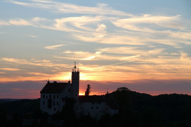 Die Burg Gößweinstein zum Sonnenuntergang - Fränkische Schweiz Die Burg Gößweinstein zum Sonnenuntergang - Fränkische Schweiz