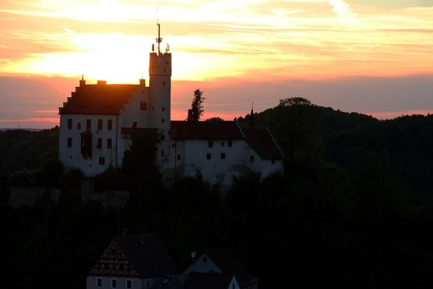 Die Burg Gößweinstein zum Sonnenuntergang - Fränkische Schweiz Die Burg Gößweinstein zum Sonnenuntergang - Fränkische Schweiz