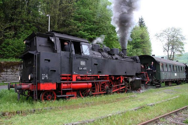 Dampflok Baureihe 64 - Die Dampflok 64 491 der Dampfbahn Fränkische Schweiz - Halt in Muggendorf im Wisenttal