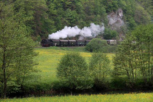 Dampflok Baureihe 64 - Der Dampfzug mit der 64 491 der Dampfbahn Fränkische Schweiz durchfährt das romantische Wisenttal Dampflok Baureihe 64 - Der Dampfzug mit der 64 491 der Dampfbahn Fränkische Schweiz durchfährt das romantische Wisenttal