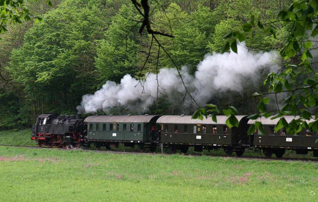 Dampflok Baureihe 64 - Der Dampfzug mit der 64 491 der Dampfbahn Fränkische Schweiz durchfährt das romantische Wisenttal Dampflok Baureihe 64 - Der Dampfzug mit der 64 491 der Dampfbahn Fränkische Schweiz durchfährt das romantische Wisenttal