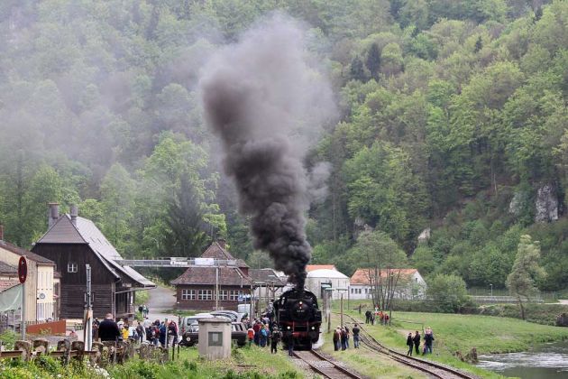 Dampflok Baureihe 64 - Die Dampflok 64 491 der Dampfbahn Fränkische Schweiz - Abfahrt des Dampfzuges in Behringersmühle unter Volldampf