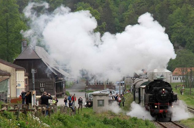 Dampflok Baureihe 64 - Die Dampflok 64 491 der Dampfbahn Fränkische Schweiz - Abfahrt des Dampfzuges in Behringersmühle unter Volldampf Dampflok Baureihe 64 - Die Dampflok 64 491 der Dampfbahn Fränkische Schweiz - Abfahrt des Dampfzuges in Behringersmühle unter Volldampf